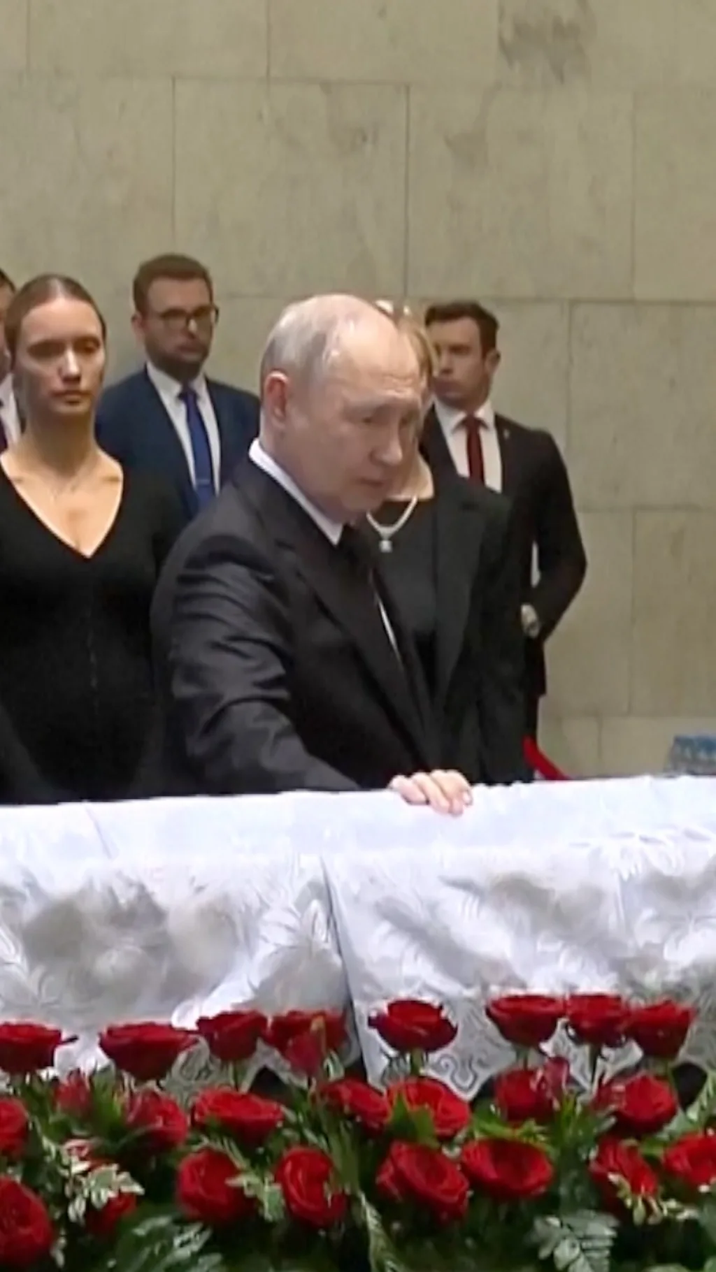 Пожилой мужчина у гроба